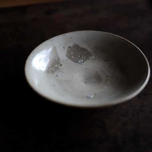 李朝　粉青沙器　無地刷毛目平皿　(李朝初期15-16世紀)