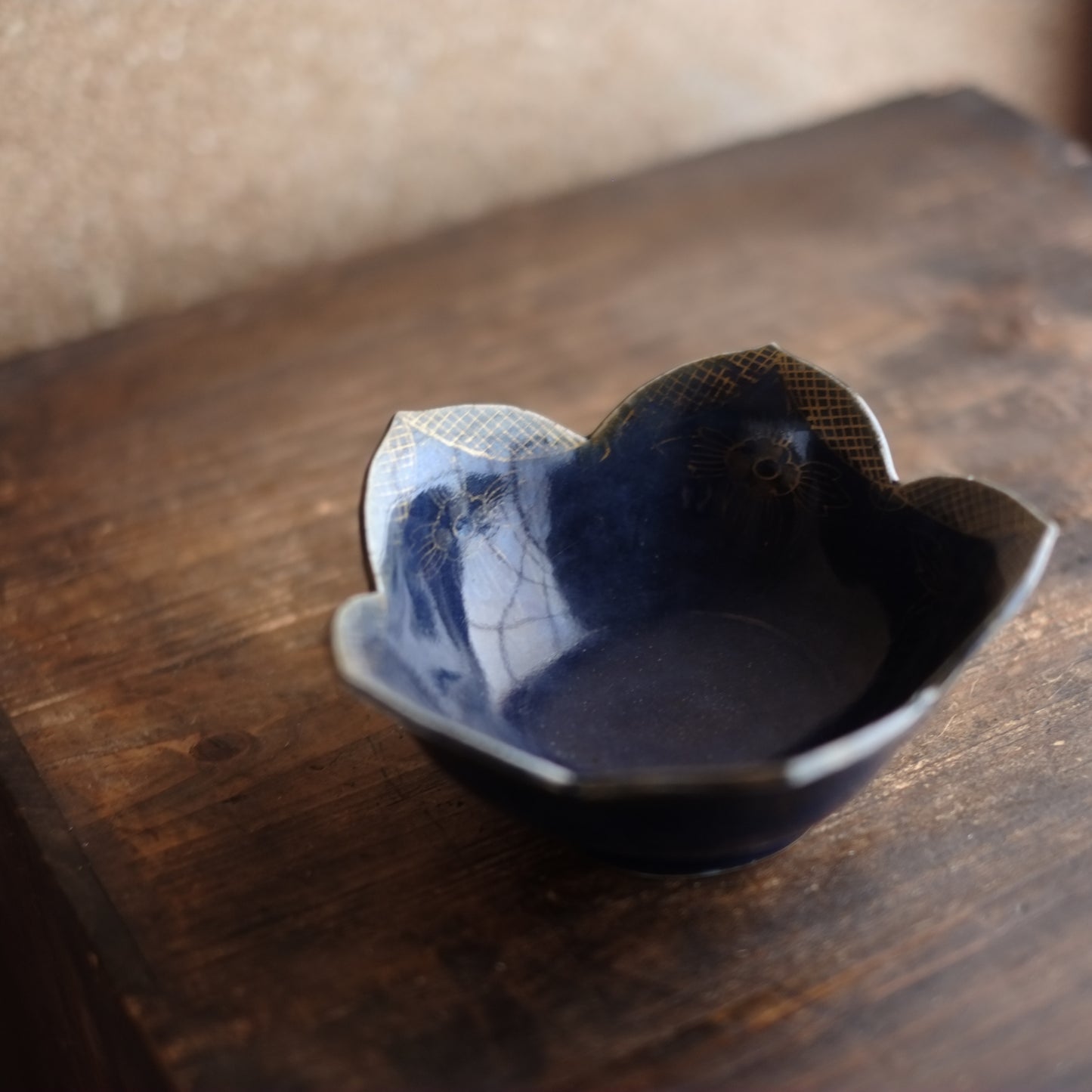 古伊万里 瑠璃釉金彩桔梗形向付 （江戸時代・19世紀）