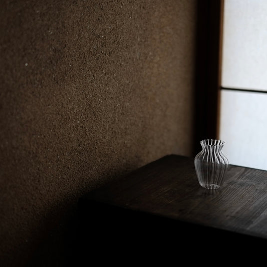 時代 薄張りガラス 輪花鎬瓶 (19-20世紀)