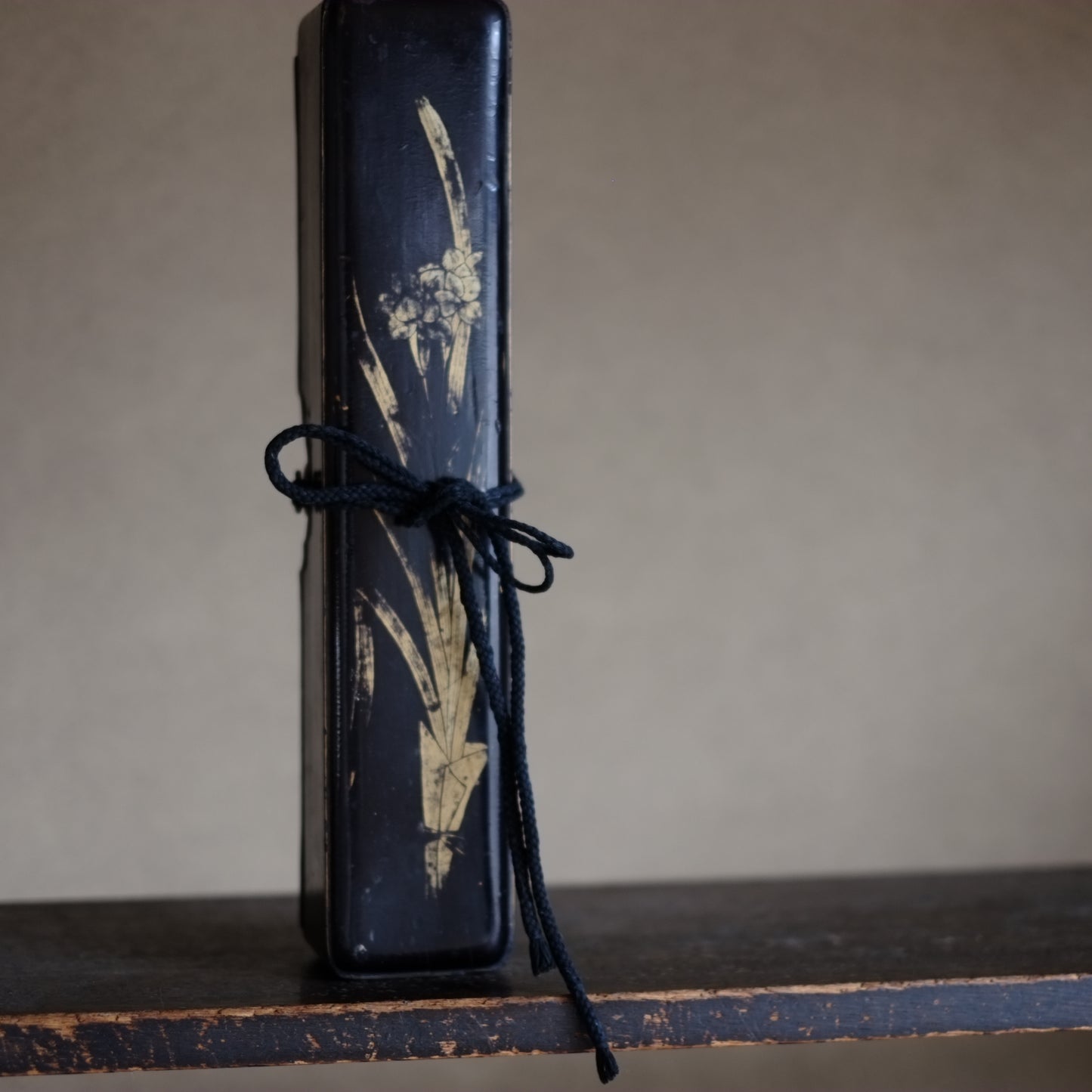 時代　布着黒漆塗水仙蒔絵文箱　(江戸時代)