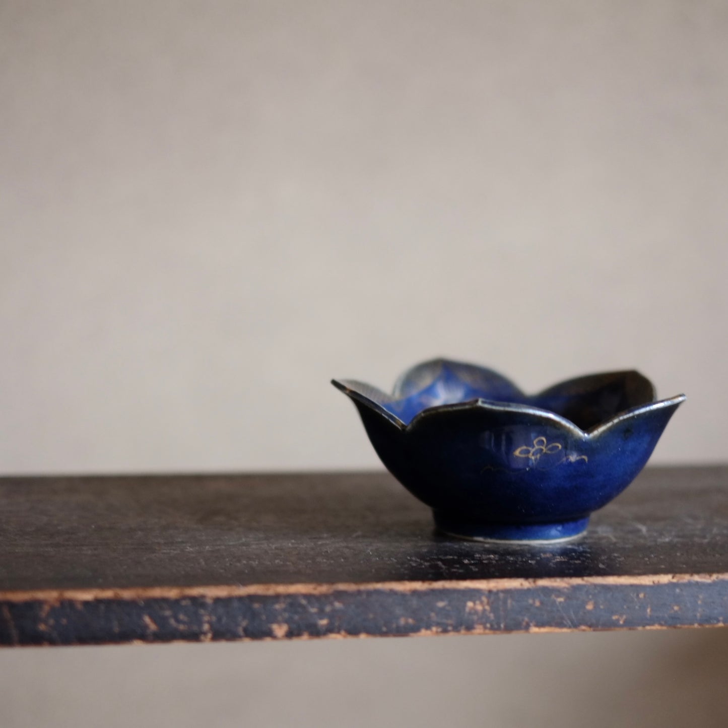 古伊万里 瑠璃釉金彩桔梗形向付 （江戸時代・19世紀）