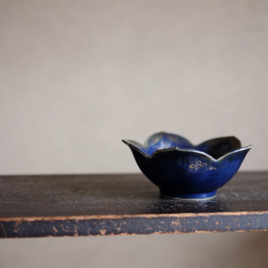 古伊万里 瑠璃釉金彩桔梗形向付 （江戸時代・19世紀）