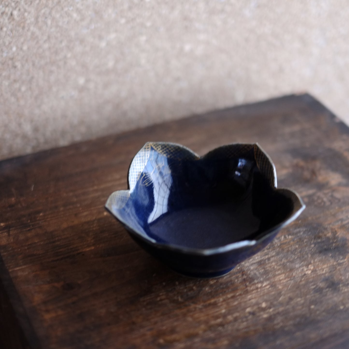 古伊万里 瑠璃釉金彩桔梗形向付 （江戸時代・19世紀）