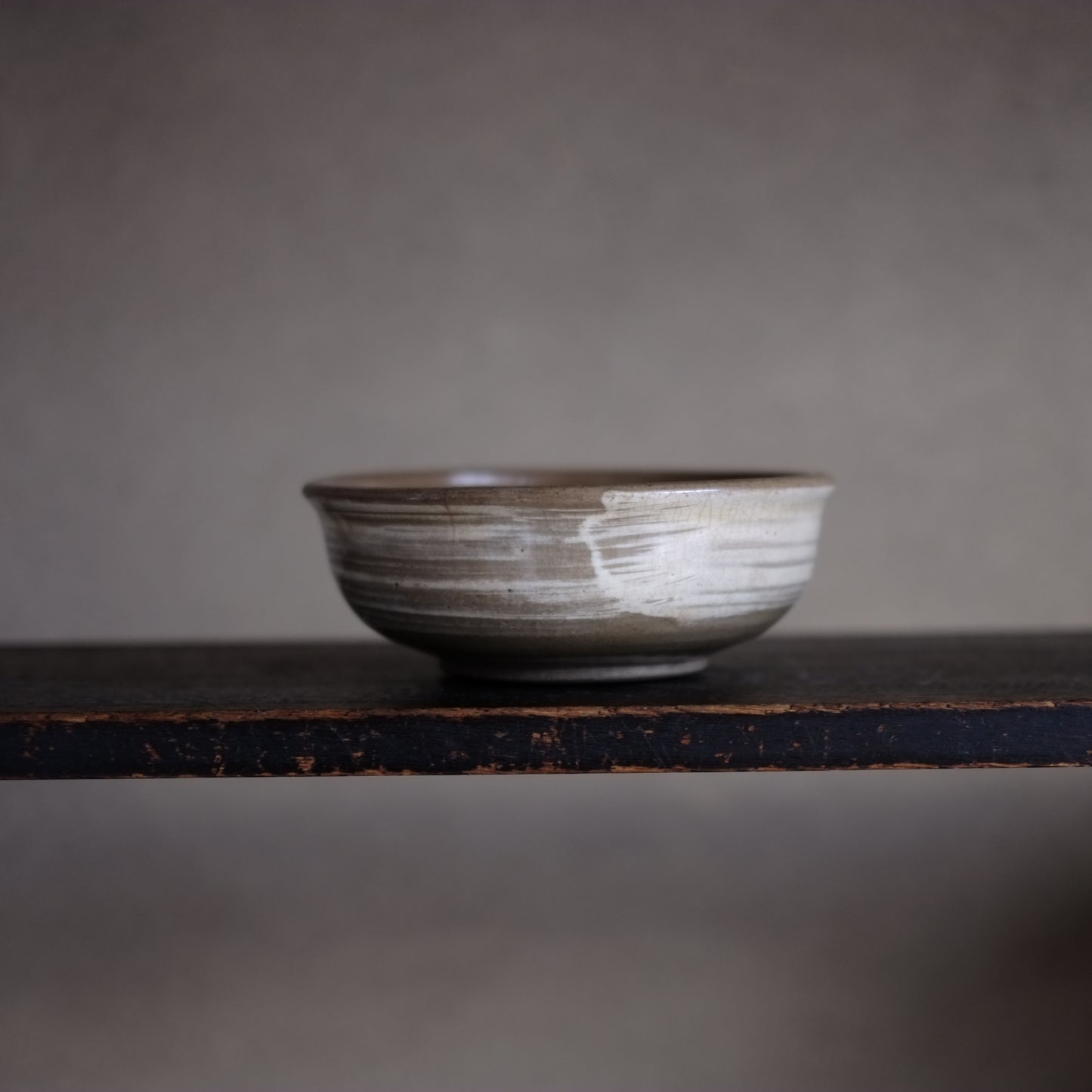 時代　白泥鉄絵草花文皿鉢（江戸後期-明治初期 19世紀)