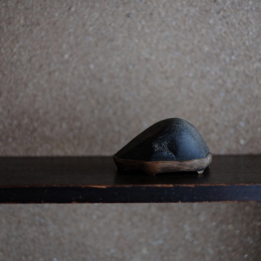 宇治川石 梨地山形 水石 (台座付)