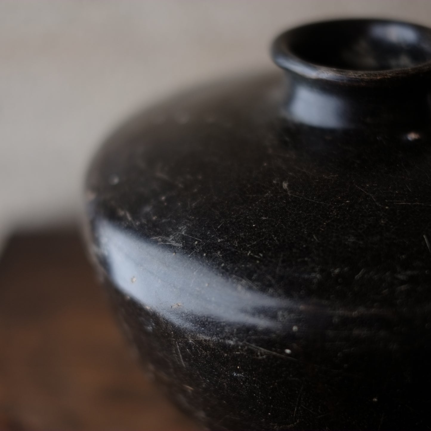 時代　黒釉不識形　壺　