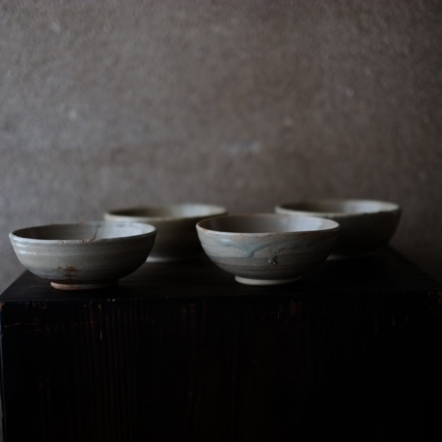 デッドストック　釉溜まりが魅力的な灰釉　深皿　（昭和期）　–　逢季荘