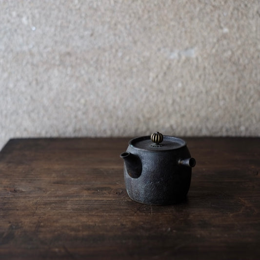 侘びた古銅の小急須　煎茶器　水注