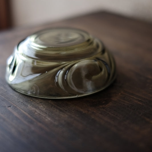 グレー モダンなプレスガラス 皿 (昭和期)