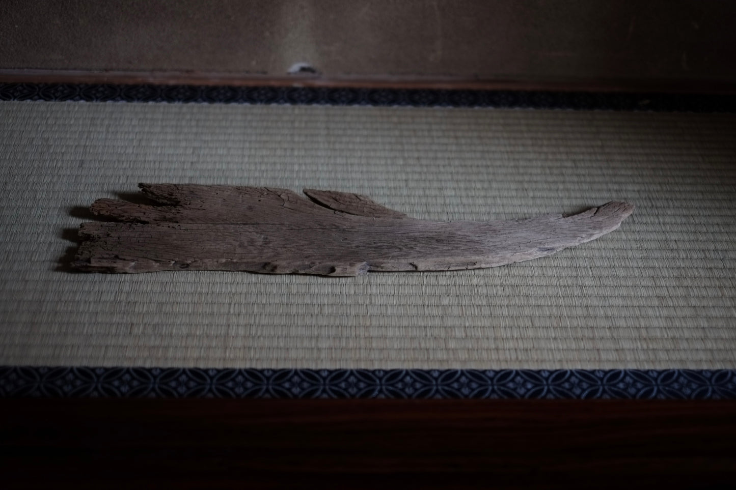 枯れ侘びた半月形 古材敷板