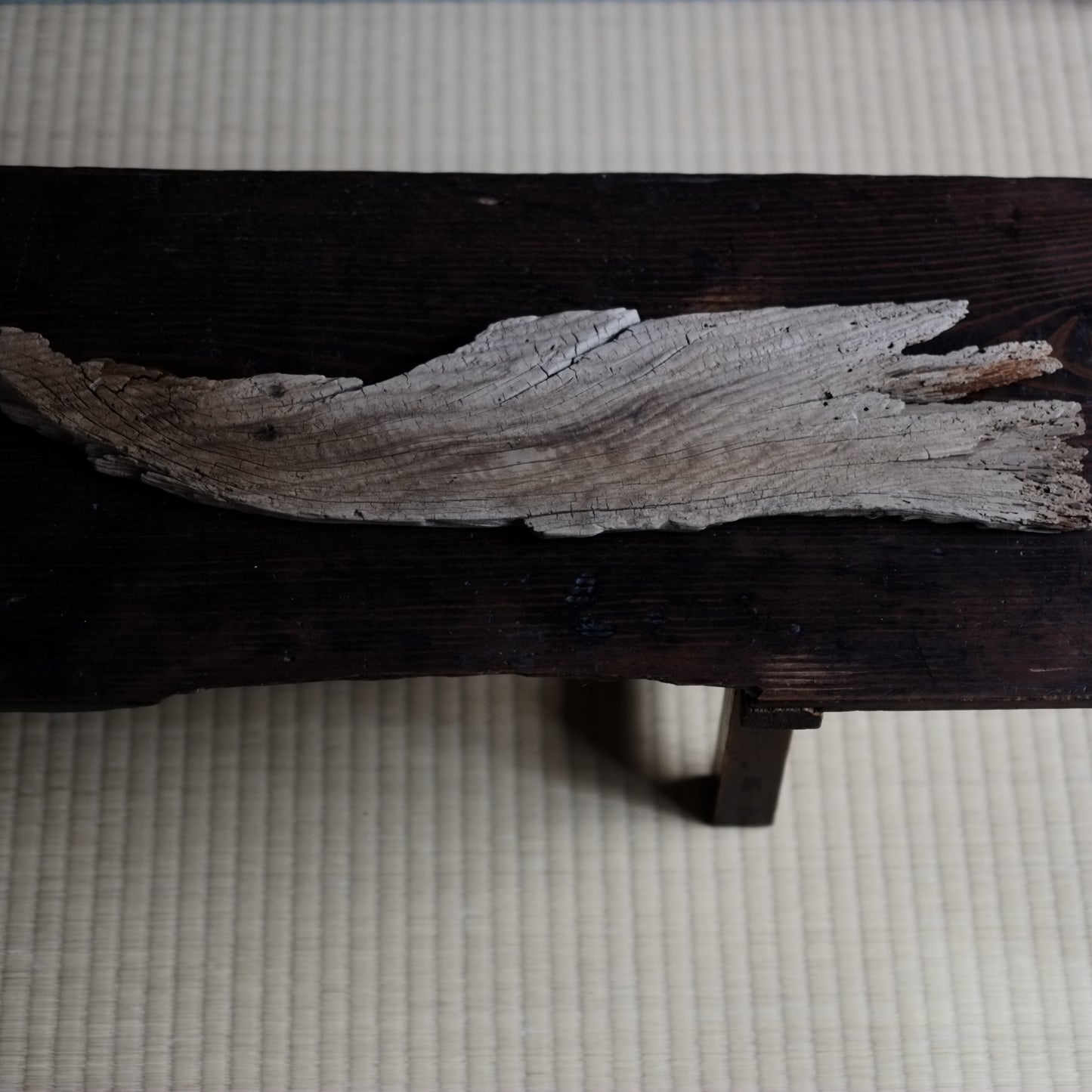枯れ侘びた半月形 古材敷板