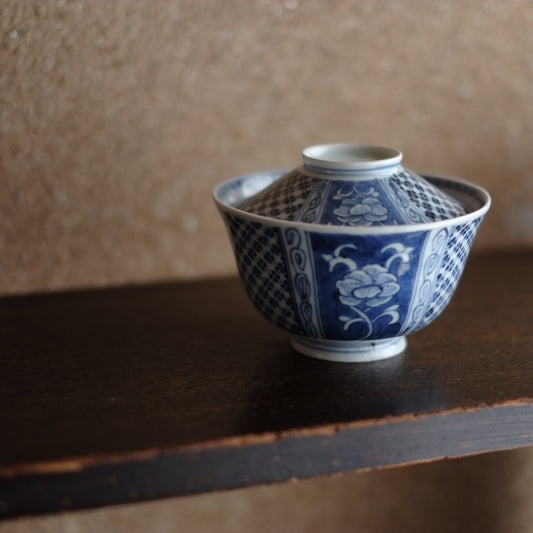 古伊万里 牡丹図 菱格子四弁花文 蓋付碗 (江戸後期)