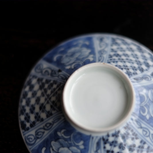 古伊万里　牡丹図 菱格子四弁花文　蓋付碗　(江戸後期)