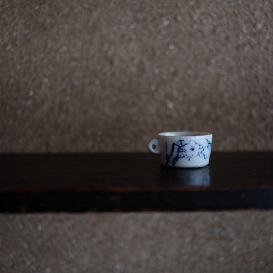 デッドストック 梅鶯文白磁印判 耳付盃 (昭和初期頃)